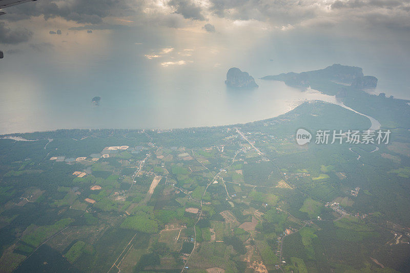 从飞机上鸟瞰泰国南部的trang beach海热带自然岛屿